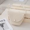 Bolso Pequeño Tejido Nuevo con Decoración de Perlas Cruzado Cuerda de Algodón Solapa Bolso de Hombro de Paja de Moda Casual Bolso de Playa Bolso de Mujer