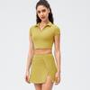 Traje deportivo casual de yoga para mujer, falda de tenis de dos piezas falsas, culottes de correr, traje de dos piezas de manga corta ajustado color nude para fitness