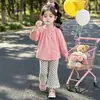 Conjunto de Camisa Rosa e Calça de Bolinhas Estilo Coreano para Meninas Primavera/Outono 2026 Nova Moda Infantil Conjunto Elegante de Duas Peças para Menininhas