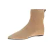Botines de punta para mujer talla grande para exportación, colección otoño 2026, con acabado de gamuza, material elástico, tacón de cuña oculto y diseño ajustado.