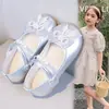 Sapatos de Couro com Laço para Meninas 2026 Outono Verão Novos Estilosos Sapatos de Princesa Moda Infantil Sapatos de Solado Macio Sapatos Feijão
