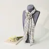 Bufanda de gasa con forma de diamante para mujer, estilo coreano, estampado a cuadros, bufanda larga para el cuello con hebilla de bufanda de flor de rosa tridimensional, cinta elegante