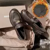 Versão em Couro de Vaca Sapatos Mocassins de Couro Genuíno Polido Retrô Femininos Pequenos Moeda de Ouro Salto Grosso Slip-ons Solado Grosso Slip-on de Um Passo Sapatos Pequenos de Couro