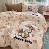 Fofo conjunto de roupa de cama de quatro peças com bordado de gato KT em veludo de leite para outono e inverno, capa de edredom espessa de veludo coral e conjunto de lençol de três peças