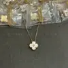 Collar de Joyería de Trébol de Cuatro Hojas de Ágata Roja Versión de Alta Gama V-Gold Chapado en Oro de 18K Cadena Exquisita para Clavícula para Mujeres, Estilo de Nicho de Lujo Ligero