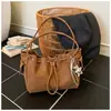 Bolso Cubo Retro Nuevo 2025 para Commuter para Mujer, Estilo Otoño e Invierno, Gamuza, Moderno, Sencillo, Gran Capacidad, Bolso Cruzado Madre-Hija