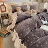 Es esponjoso y muy cálido~ El juego de cama de terciopelo de leche de cuatro piezas está engrosado para el calor del invierno, y la funda de edredón de terciopelo de coral es ropa de cama Clase A