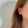 Pendientes de microlazo de circonitas doradas elegantes y dulces de Dongdaemun, de Corea del Sur, con diseño avanzado y sentido de la moda, combinables con todo.