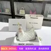 Una generación de bolso de axila francés de nicho de verano 2023 bolsa baguette de diamante rosa bolso de media luna bolso de hombro