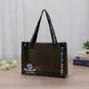 Bolsas de mano transparentes de PVC personalizadas transfronterizas, bolsas de compras para tiendas de ropa de lotes pequeños, bolsas de regalo co-branded de IP de apoyo a celebridades