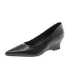 Elegantes zapatos de tacón alto blancos de punta fina y estilo de hada francés para mujer, nuevo modelo 2026, tacón de cuña, adecuados para ir al trabajo y al día a día.