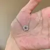 Colar Simples com Micro-Incrustação de Flor com Toque de Luxo, Colar Minimalista da Moda, Corrente Versátil para Clavícula, Colar Elegante e Luxuoso, Joia Graciosa