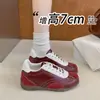 Zapatillas de moda 2026 estilo nuevo, zapatos de lona para mujer con suela gruesa para otoño, con cordones, con tacón oculto, zapatillas de entrenamiento negras alemanas, adecuados para mujeres menudas