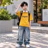 Conjunto de Verano Nuevo y Elegante para Niños de Manga Corta, Diseño de Nicho Moderno y Fresco, Camiseta Estampada con Letras y Pantalones de Mezclilla, Conjunto de Dos Piezas