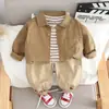 Ropa Infantil Otoño 2024 Camiseta Rayada Camisa de Solapa de Manga Larga Conjunto de Chaqueta para Niños Pequeños y Medianos Conjunto Versátil de Tres Piezas de Color Sólido