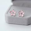 Versión coreana de aretes mini de flor de cerezo personalizados plateados para mujer, estudiante versátil, temperamento de dama dulce, aretes Mori
