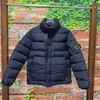 La colección de chaquetas de algodón transfronterizas ST presenta una insignia de brújula clásica en el brazo izquierdo, cierre de cremallera y un estilo casual funcional urbano americano
