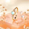 Anillo de cabujón de ópalo blanco suave, estilo corte vintage con acentos de diamantes dispersos, versátil para el uso diario, un accesorio elegante para niñas