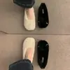 Chinelos de camurça de salto baixo estilo coreano, nova coleção outono/inverno 2026, forrados para aquecimento, modelo feminino, com laço e design de bico raso