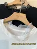 Exquisita e suave, esta camiseta de malha leve, macia e delicada, com gola redonda e mangas compridas, apresenta um delicado acabamento franzido e é perfeita como camada base. H090808