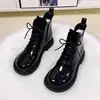 Botas Chelsea femininas da moda em couro envernizado brilhante, nova coleção outono/inverno 2026, forradas com fleece para aquecimento, sola grossa para altura extra, com zíper lateral