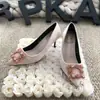 Fábrica de Sapatos Xinhao Fivela de Floco de Neve Strass Salto Alto Versátil Casamento Madrinha Banquete Bico Fino Quadrado Francês Fivela Sapatos de Salto