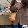 Bolsas Otoño e Invierno 2026 Estilo Nuevo Moda Retro Textura Simple Costura Bolso Cubo Versátil Bolso de Hombro Cruzado para Mujer