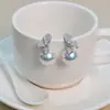 Pendientes de botón y colgantes de flor de trébol y perla de alta gama, elegantes, a la moda, de lujo ligero, con detalles completos de diamantes, venta al por mayor de pendientes de alta gama