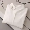 Camisa Blanca de Manga Larga 100% Algodón para Mujer, Estilo Nuevo Literario y Fresco para Primavera y Otoño, Bordada con Conejo y Rábano, Adecuada para Estudiantes