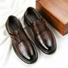 Zapatos de cuero formales de moda para hombre, de alta calidad, ultrafinos, con suela gruesa, modernos, zapatos casuales cómodos para hombre