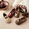 Ins Zapatos pequeños de cuero estilo francés 2026 primavera y otoño nuevos versión coreana zapatos de princesa con perlas para niñas Mary Janes planos poco profundos modernos