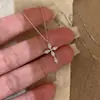 Colar Cruz de Cristal Estilo Minimalista com Design Único, Corrente Clavícula de Luxo Leve para Mulheres, Versátil e Elegante para o Dia a Dia
