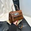 Bolsa transversal de design de nicho para comércio exterior, bolsa quadrada pequena feminina 2026 nova popular bolsa Kelly bolsa de ombro única moderna e da moda