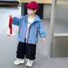 Roupas de Primavera e Outono para Meninos Jaqueta de Tempestade Estilo Coreano Crianças Bonitas com Capuz Corta-vento Crianças Pequenas e Médias Estilosas Peça Externa Comércio Exterior