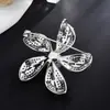 Broche de circonita de temperamento de moda corsage de flor de perla de alta gama pin versátil para abrigo traje fábrica venta al por mayor