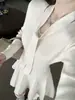 Garota elegante estilo coreano com uma vibe rica e sofisticada, suéter de tricô estilo Hong Kong, gentil e feminino, com gola de gravata e vestido plissado