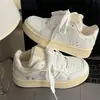 Zapatillas deportivas de suela gruesa para mujer que aumentan la altura, nuevo modelo verano 2026, versátiles, casual, deportivas, estilo coreano, zapatos blancos con suelas suaves