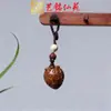 Chaveiro de Sândalo Verde Morango Rosa Esculpido em Jacarandá Corrente para Celular Pingente Yiming Xianyuan Pingente de Bolsa Fofo