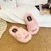 Pantuflas peludas para niños para usar en exteriores, nuevo estilo coreano otoño/invierno 2026, diseño simple, unisex, de suela gruesa, pantuflas de algodón de una tira para niñas