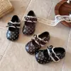 Sapatos de couro com bolinhas para meninas, nova coleção de outono 2026, sapatos de princesa com laço para crianças, estilo coreano, sapatilhas de bico fino para bebês e crianças pequenas