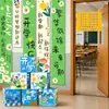 Decoraciones de temporada de regreso a clases: Banderines colgantes para escuela primaria, cajas, montaje de escena para el nuevo semestre en el aula de kínder, creando un sentido de atmósfera y ceremonia