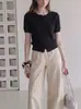 Camiseta de punto de manga corta estilo francés, cuello en V negro, de seda helada para mujer, verano, elegante, corte ajustado, top fino único y súper elegante de seda helada