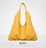 Bolsas Femininas 2024 Novas Bolsas de Ombro de Couro Macio de Grande Capacidade Bolsas Dumpling Femininas Moda Cor Sólida Bolsas Casuais de Ombro Transversais