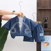 Verano 2026 Nuevo Estilo Cárdigan Casual para Niños Pequeños con Estampado de Cara Sonriente Shorts de Mezclilla de Manga Corta Conjunto de Tres Piezas para Bebé Moda al por Mayor