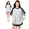 Camiseta Feminina de Verão Tendência Estilo Esportivo Retrô Americano Color Block Listrada Manga Curta Design Patchwork com Patch de Marca Gola Redonda Meia-Manga
