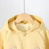 Casaco Infantil Amarelo Creme com Bolso Estrela, Novo Casaco com Capuz para Bebês para Primavera e Outono com Acabamento de Babados, Roupa Fofa para Crianças Pequenas