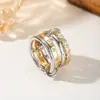 Anillo de Luz de Zirconia Incrustada en Oro Real Chapado en Cobre Transfronterizo Europeo y Americano Lujo Ligero Sensación de Alta Gama Anillo para el Dedo Joyería de Mano Versátil Fabricante Venta al por Mayor en Stock