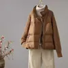 Nova Moda Europeia Tendência Jaqueta Curta de Penas para Mulheres 2026 Elegante Patchwork Mangas Tricotadas Espessada Penugem de Pato Branco Casaco de Inverno