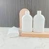 Botella plana de 28 dientes y 250 ml, venta directa de fábrica, color blanco PET, con hombros redondos y rayas, para loción, embalaje diario, gel de ducha, cuidado de la piel.