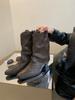Botas de Caballero Estilo Retro Británico 2026 Remache Punta Fina Tacón Medio Sin Cierre Bota de Media Pantorrilla Adelgazantes Elegantes Botas de Moda